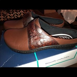 Women’s size 11 Klogs